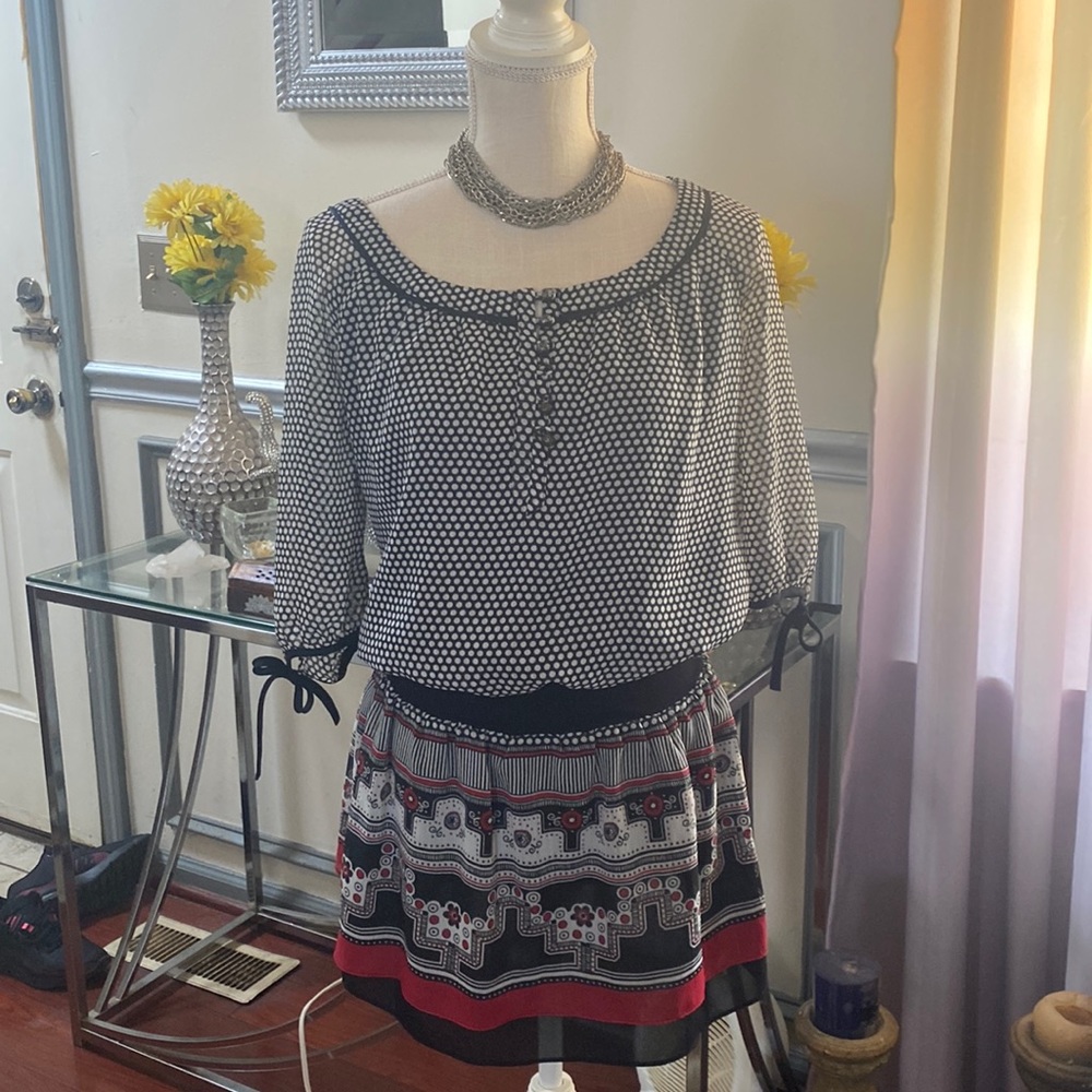 - Sleeves tie on the end— size 5–multi styled dress